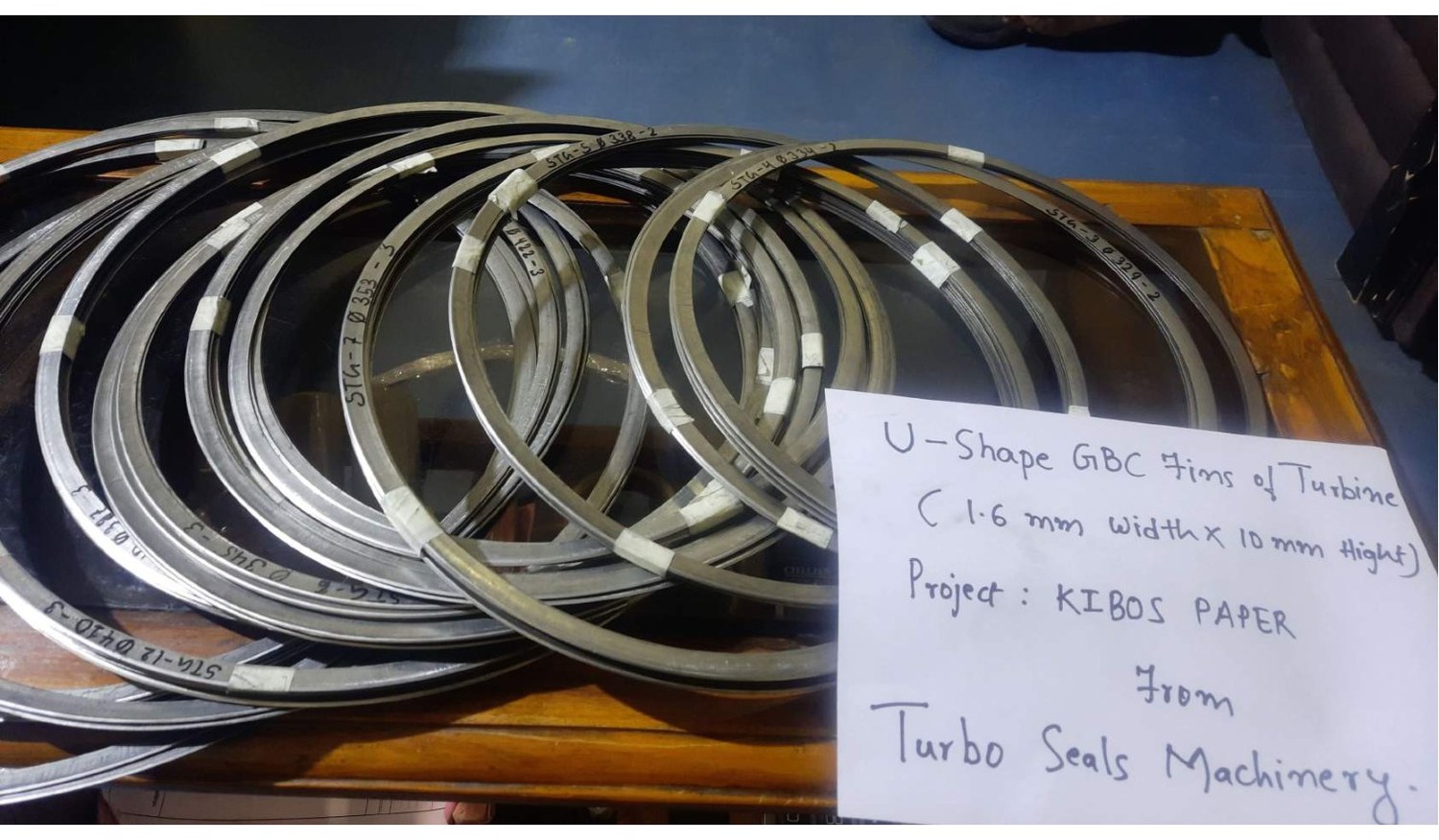 U-shape turbine sealing fins